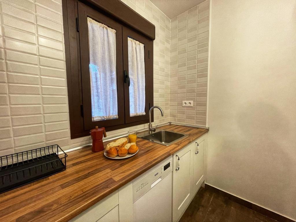 Apartamentos Dona Jimena Del Ambroz 4 Estrellas Complejo Unico En El Centro Del Pueblo - Piscina Ya Abierta Hervás Eksteriør bilde